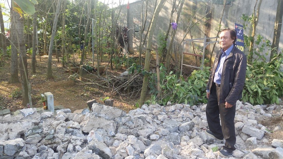 Hòa Bình: Tháo dỡ nhà dân, tháo dỡ cả “mộ gió” liệt sỹ, chính quyền bị phản đối - 2
Việc cưỡng chế, tháo dỡ nhà dân bị phản ứng quyết liệt.