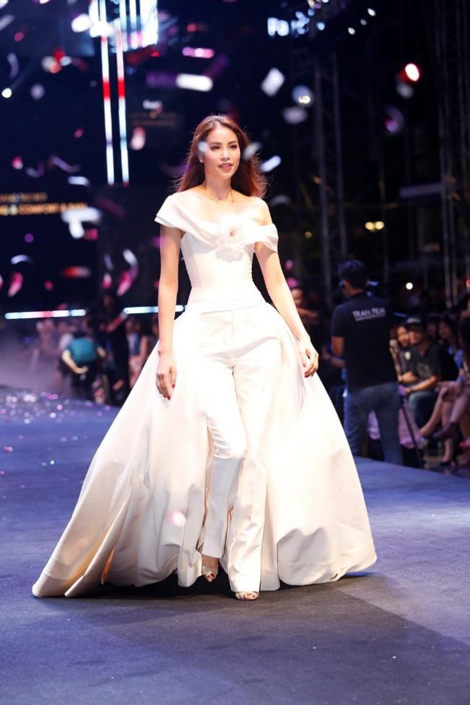 Phạm Hương: Chăm chút đẳng cấp từ trang phục tỏa hương - 2