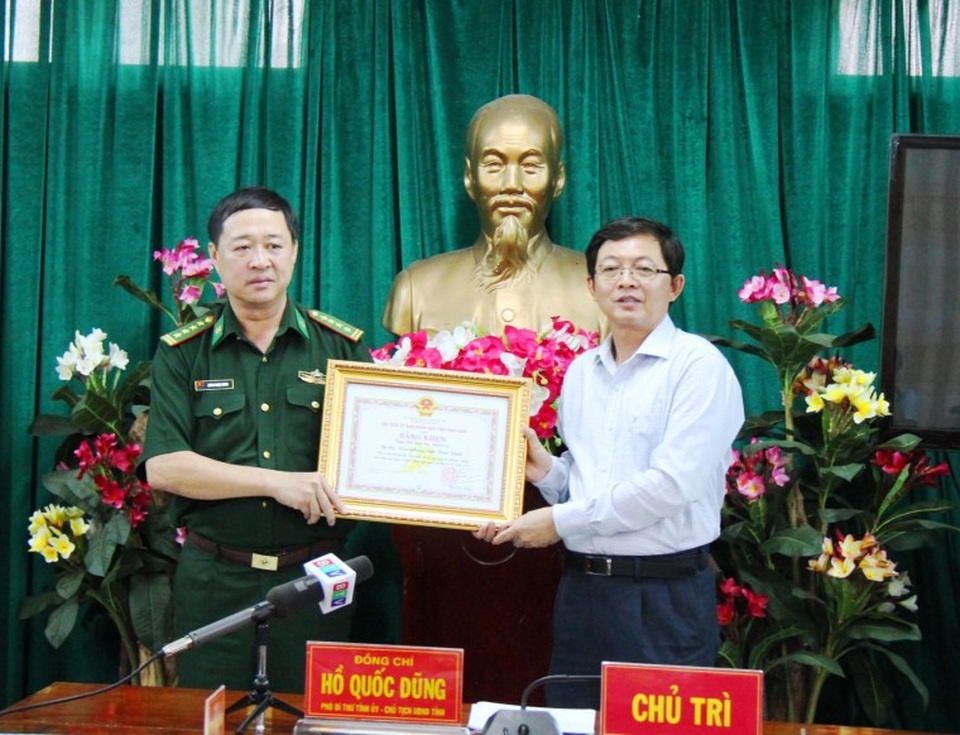 Tập thể chiến sĩ biên phòng quên mình cứu 43 người trong bão - 1 Đại tá Lương Ngọc Chinh, Chỉ huy trưởng BĐBP tỉnh Bình Định thay mặt tập thể đơn vị nhận Bằng khen của Chủ tịch UBND tỉnh Hồ Quốc Dũng.