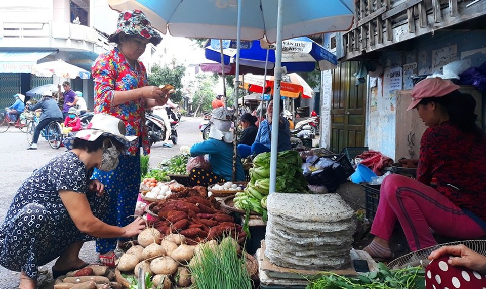 Miền Trung: Mưa lũ kéo dài, giá rau xanh tăng phi mã - 6 Theo các tiểu thương, do mưa lớn nhiều địa phương trong tỉnh Bình Định bị ngập lụt, các mặt hàng rau xanh phải nhập từ Gia Lai, Đà Lạt, chi phí vận chuyển tăng nên giá các loại rau tăng lên