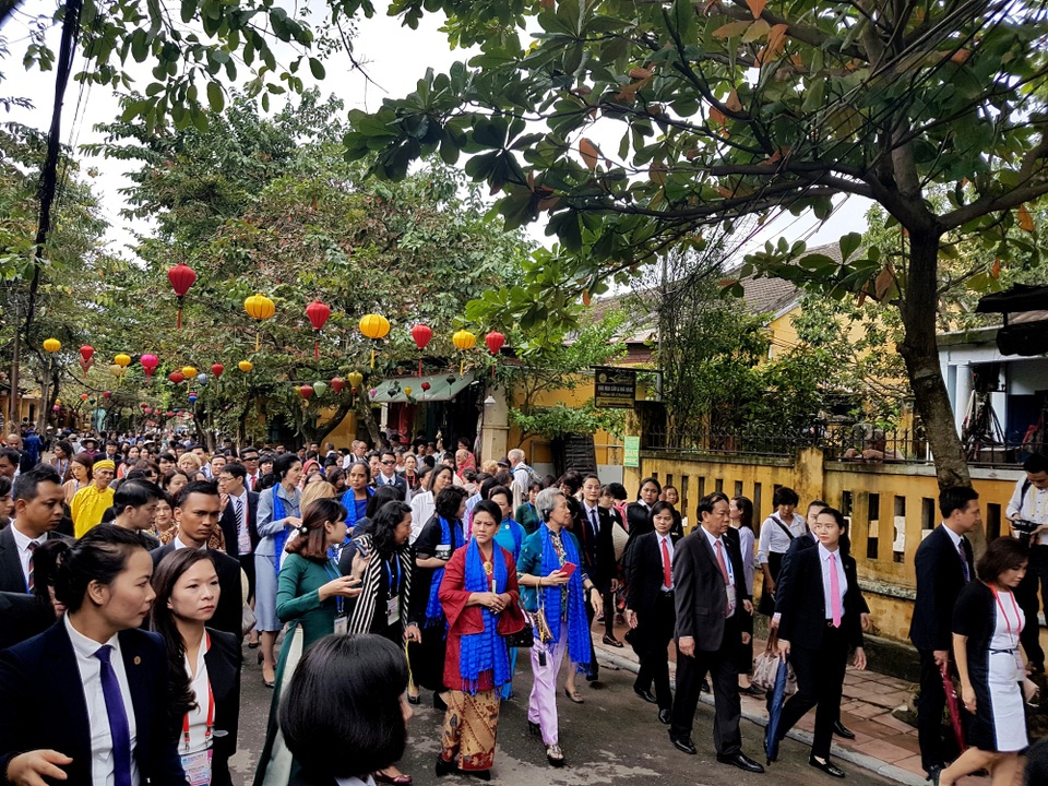 Phu nhân lãnh đạo các nền kinh tế APEC tham quan Hội An - 1 Phu nhân lãnh đạo các nền kinh tế APEC tham quan Hội An - 1