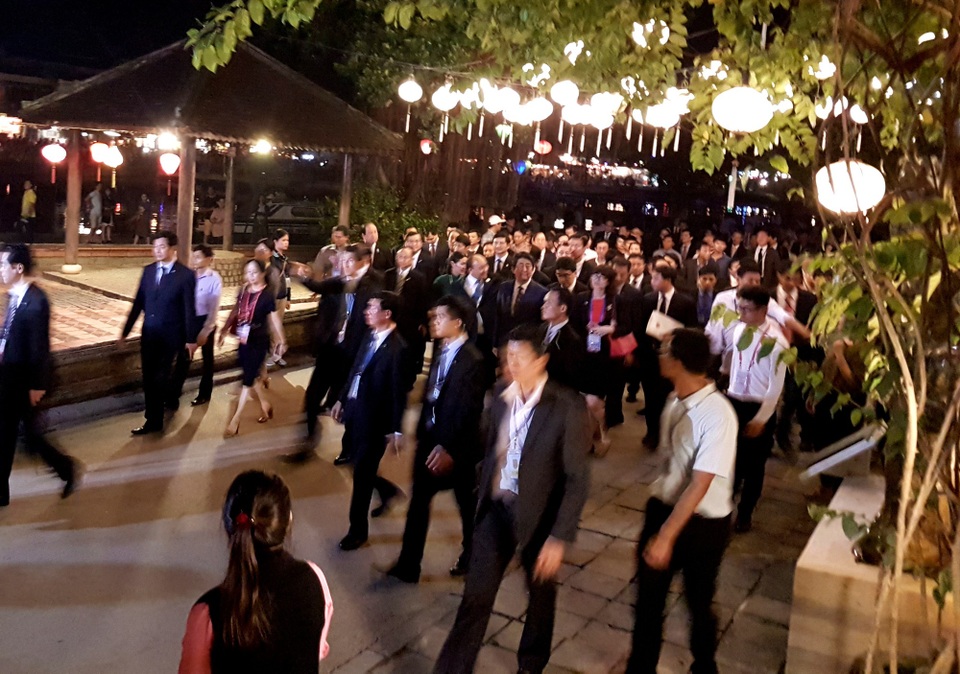 Hai Thủ tướng cùng đoàn tùy tùng tham quan phố cổ Hội An