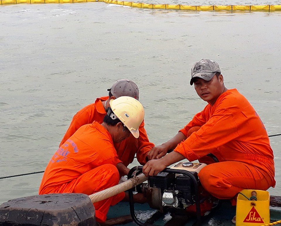 Thả phao vây, hút dầu trên các tàu chìm ở vịnh Quy Nhơn - 7 Dùng máy bơm dầu từ tàu chìm lên