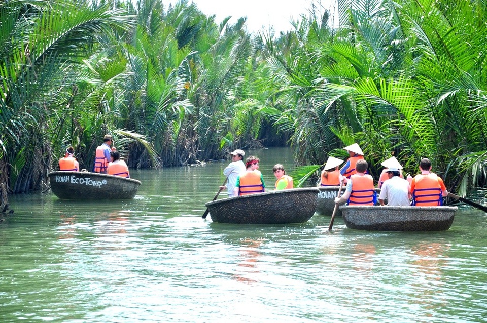 Hội An bán vé tham quan rừng dừa nước Bảy Mẫu - 2 Du khách tham quan rừng dừa Bảy Mẫu