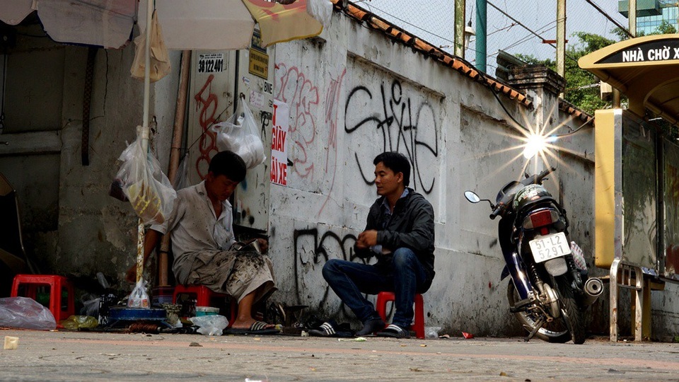 Nơi đoạn đường ngắn bao nhiêu năm là địa chỉ quen thuộc của nhiều người muốn làm đẹp cho đôi chân. Với những yêu cầu đơn giản, khách có thể ngồi đợi lấy giày tại chỗ
