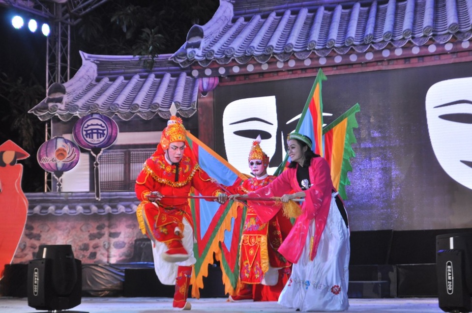 Ấn tượng với màn biểu diễn mặt nạ trong “Ngày văn hóa Andong” - 2 Tuồng Đen lẩn trong thiện của TP Hội An biểu diễn