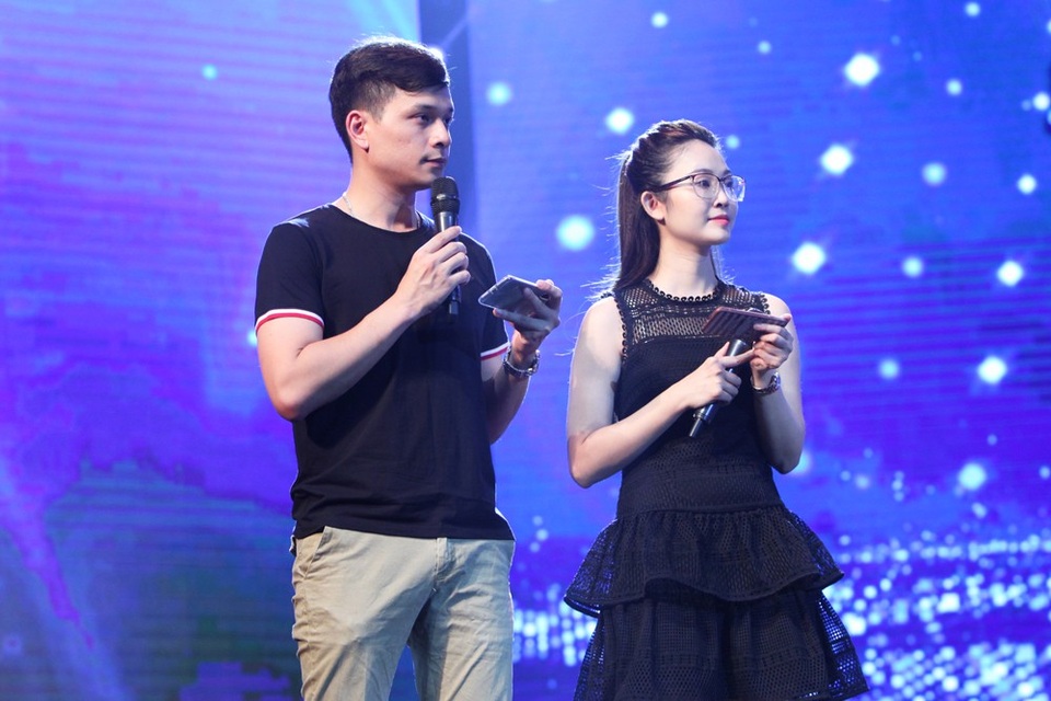 Đã sẵn sàng cho đêm trao giải Nhân tài Đất Việt 2017 - 4
Hai MC của chương trình là Danh Tùng và Thuỳ Linh cũng có mặt từ đầu buổi tổng duyệt, cùng các thí sinh và nghệ sĩ tập luyện lần cuối trước khi chương trình chính thức diễn ra.
Cũng như mọi năm, Giải thưởng Nhân tài Đất Việt 2017 mong muốn tìm kiếm và tôn vinh những tác giả với những sản phẩm CNTT có tính sáng tạo đột phá, ứng dụng thiết thực vào đời sống xã hội, góp phần nâng cao chất lượng đời sống của người dân Việt Nam, đồng thời giải quyết những vấn đề nóng của xã hội như y tế, chăm sóc sức khỏe, giáo dục, cải cách hành chính công, an toàn giao thông, an toàn thực phẩm…