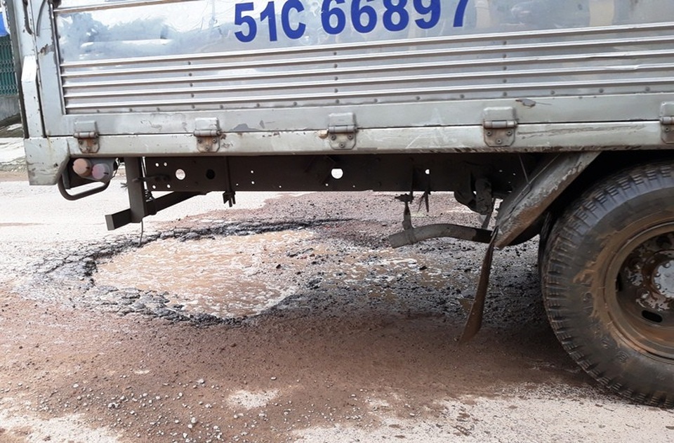 Ổ trâu, ổ voi xuất hiện trên đường sau lũ.