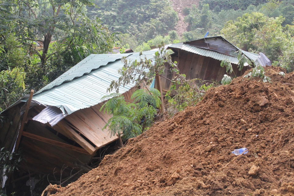Hiện trường sạt lở kinh hoàng khiến 4 nhà dân ở nóc Ông Tuần, xã Trà Vân