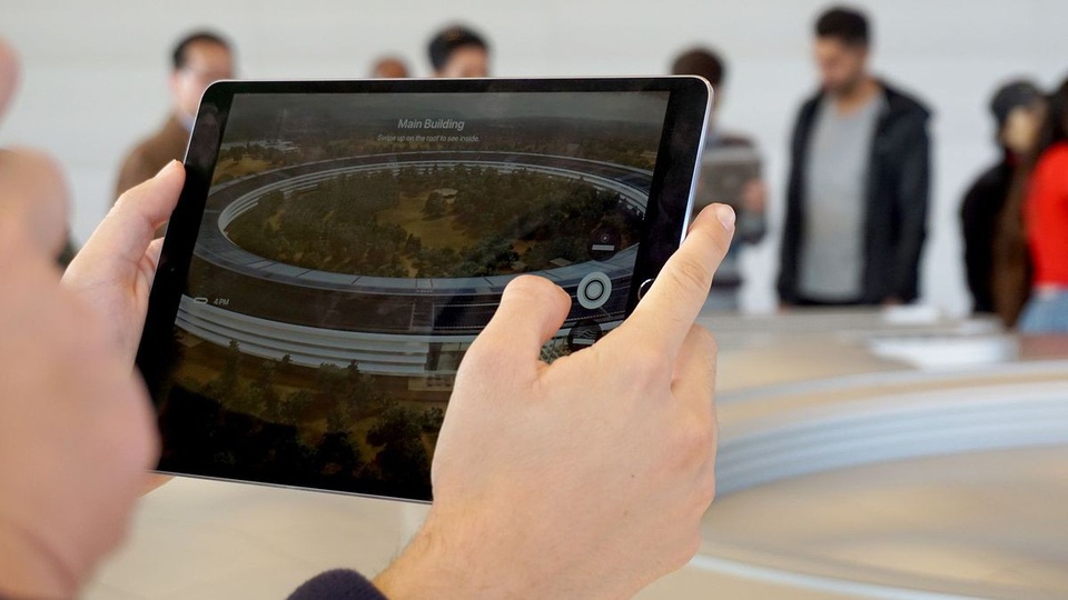 Trụ sở Apple Park chính thức mở cửa cho khách tới tham quan - 6 Tại đây, khách thăm quan cũng có thể xem giới thiệu về toàn bộ khuôn viên tòa trụ sở một cách chi tiết.