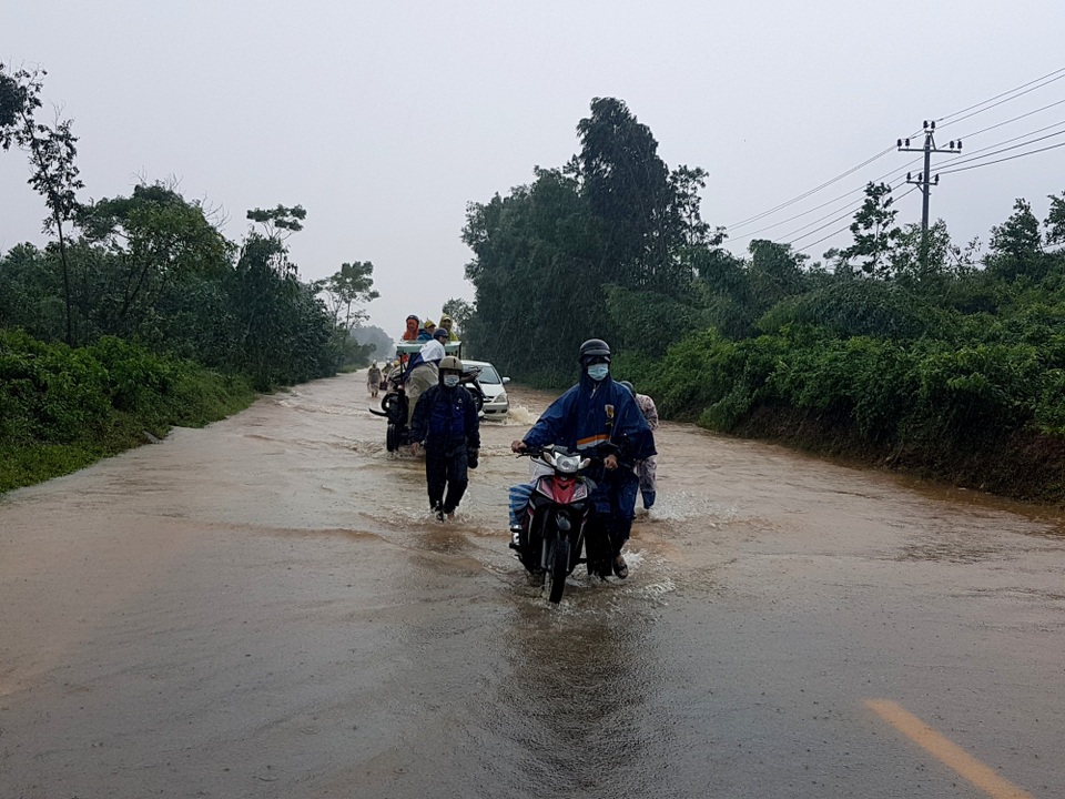 Di dời hơn 500 hộ dân khỏi vùng nguy cơ sạt lở đất - 2 Một số tuyến đường trên huyện Đại Lộc bị chia cắt do lũ