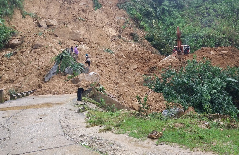 Đường về các huyện miền núi bị cô lập do sạt lở