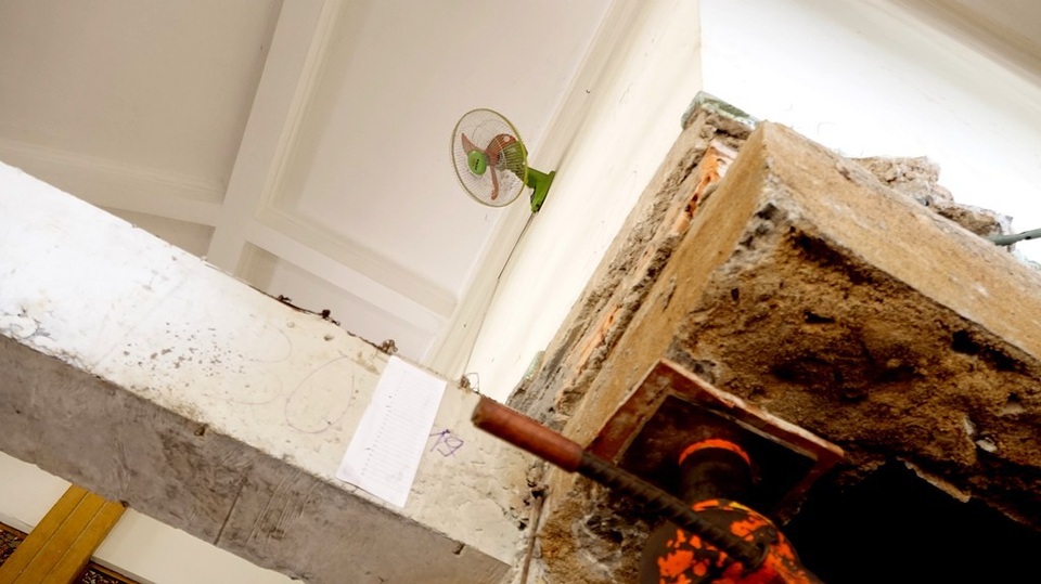 Có thể thấy hệ thống kích nâng rất ổn định khi các vật dụng treo tường vẫn giữ nguyên không tháo dỡ