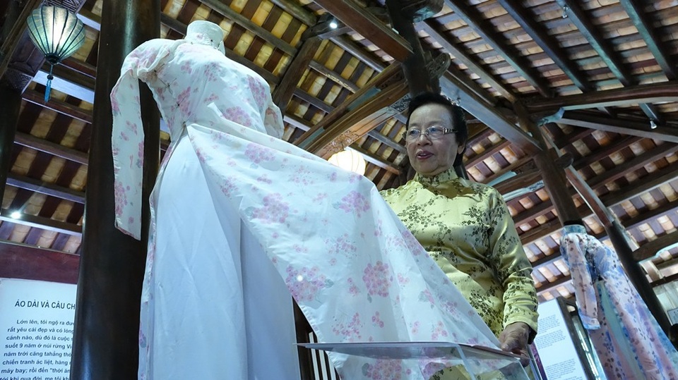 Lời hẹn hai năm của… áo dài - 2 Bà Nữ Hiếu bên chiếc áo dài mẹ đã tặng cho bà
