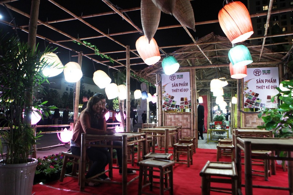 Đặc sản 55 tỉnh thành "tụ hội" tại thủ đô Hà Nội - 13
Nhà tranh, vạch nứa kết hợp với đèn lồng tạo nên một khu trưng bày khá đẹp mắt tại hội chợ. Sự kiện sẽ diễn ra tới hết ngày 26/11.