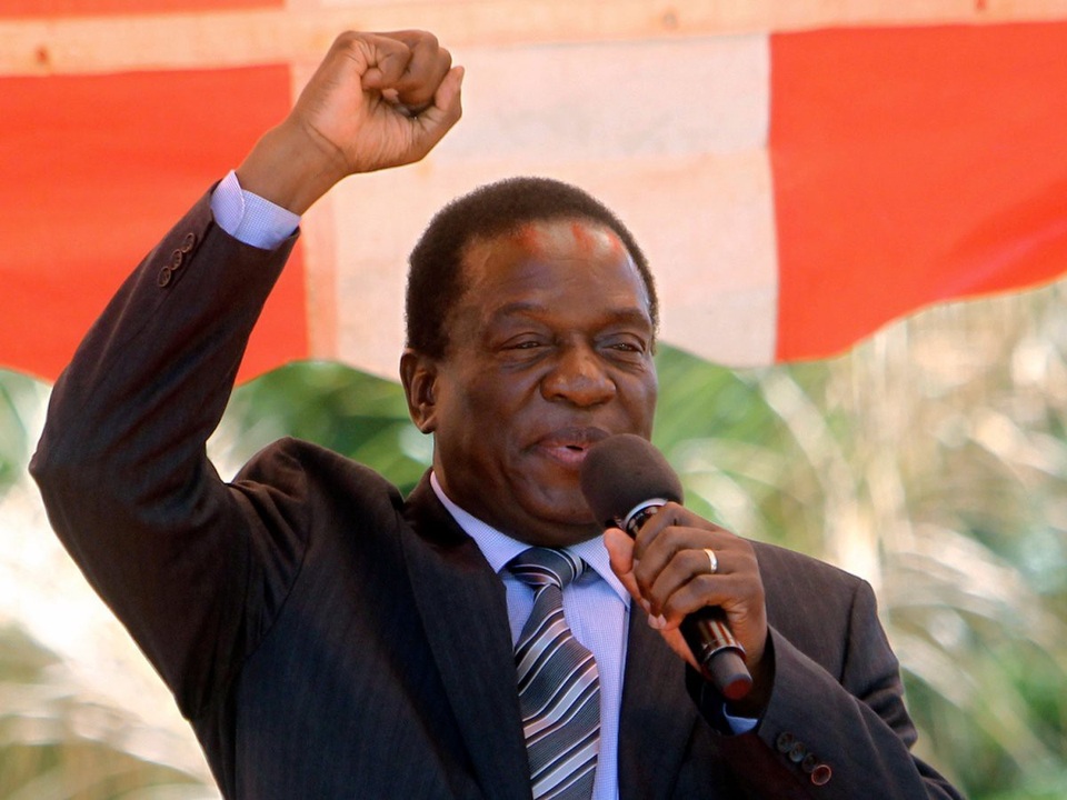 Ông Emmerson Mnangagwa và hành trình từ vệ sĩ thành Tổng thống Zimbabwe - 3 Ông từng bị đuổi học ở Zambia do tham gia vào phong trào độc lập. Theo BBC, ông từng được đào tạo trong trường quân đội ở Trung Quốc và Ai Cập. Ông cũng từng theo học ở trường Tư tưởng Bắc Kinh. Theo Guardian, trong hàng chục năm qua, ông vẫn giữ mối quan hệ thân thiết với Trung Quốc và con trai ông cũng đã từng học ở đây. (Ảnh: AP)