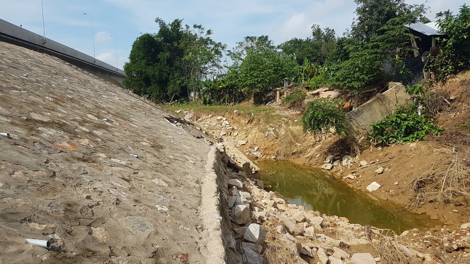 Sạt lở mố cầu Kỳ Lam, hàng chục hộ dân lo sợ - 2 Trước mùa mưa lũ 2017, mố A2 cầu Kỳ Lam đã bị sạt lở