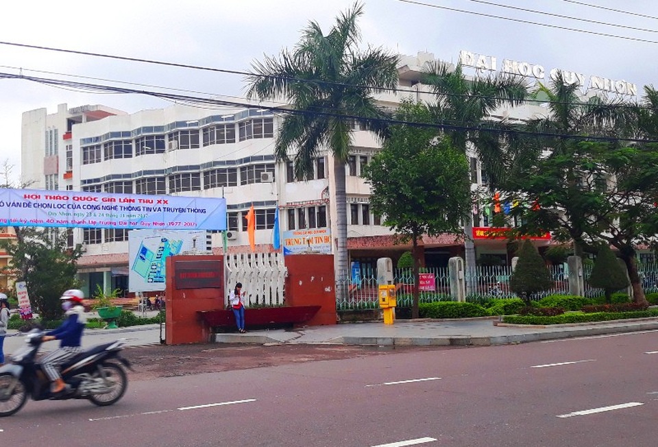 Hiệu trưởng ĐH Quy Nhơn: Không có chuyện nhà trường tăng học phí - 1 Những ngày qua, sinh viên Trường ĐH Quy Nhơn đang băn khoăn và lo lắng vì nhận thông báo số tiền nộp học phí tăng. Tuy nhiên, lãnh đạo nhà trường khẳng định không phải tăng học phí mà là chênh lệch học phí giữa thu theo tín chỉ và tạm thu theo niên chế.