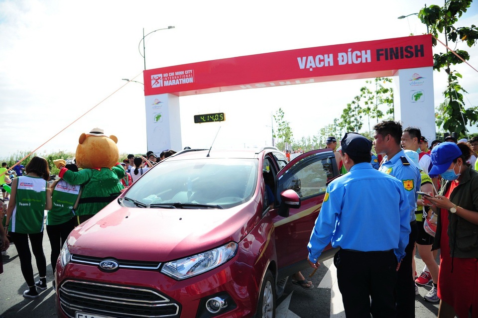 Ô tô lao về vạch đích đường chạy marathon khi vận động viên đang "nước rút" - 1 Chiếc ô tô lao qua vạch… về đích