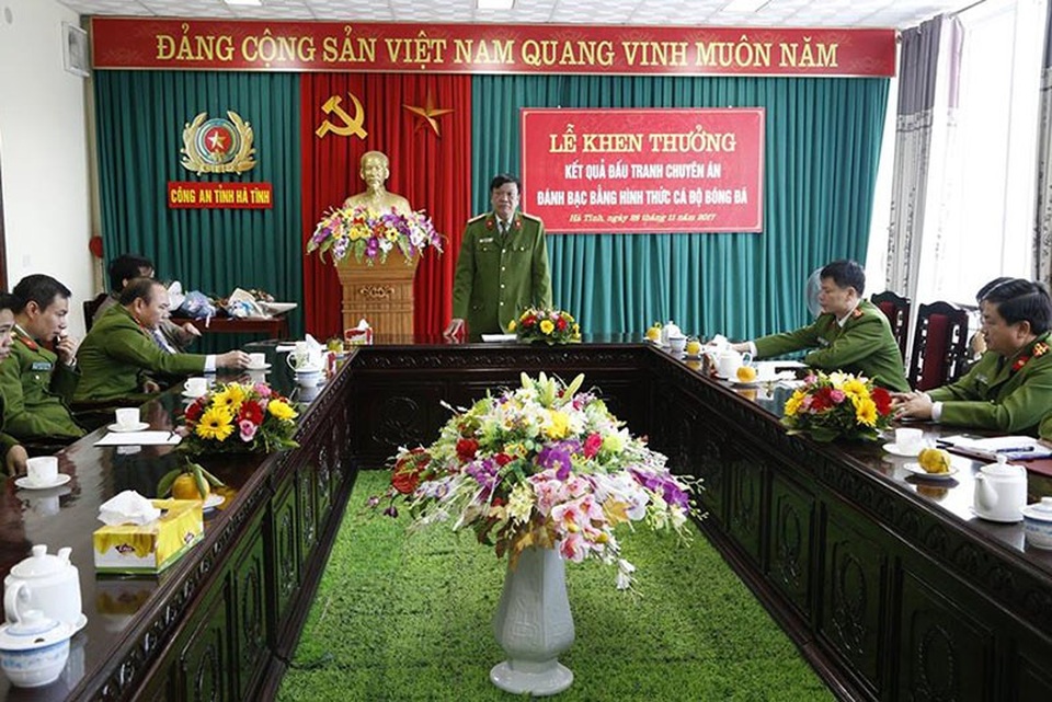 Phá đường dây cá độ bóng đá hàng chục triệu đô - 2 Công an tỉnh Hà Tĩnh tổ chức khen thưởng Ban chuyên án.