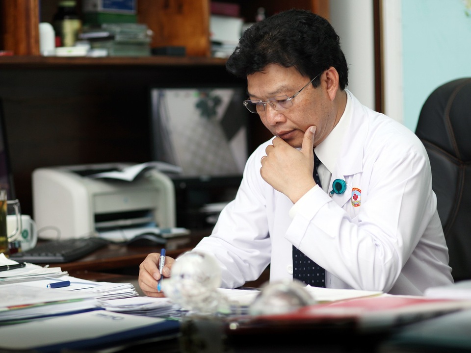“Y học xoa dịu nỗi đau thể xác, âm nhạc làm dịu mát tâm hồn” - 3 Nhạc sỹ, bác sỹ Nguyễn Hồng Sơn: Y học xoa dịu nỗi đau thể xác, âm nhạc làm dịu mát tâm hồn”.