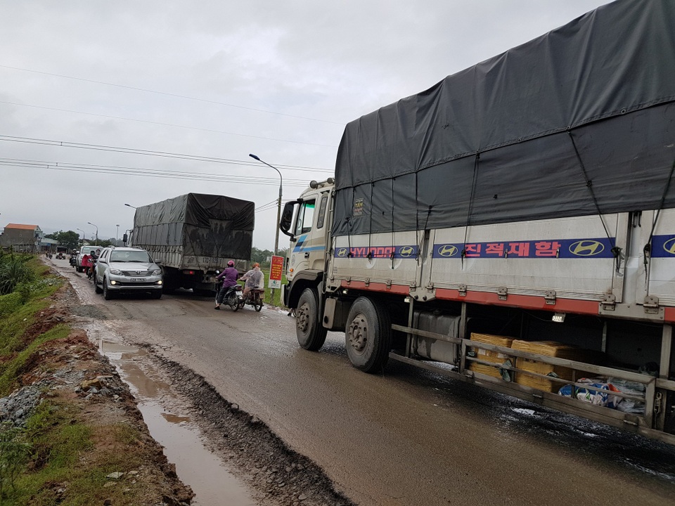 Quốc lộ nối với cao tốc Đà Nẵng - Quảng Ngãi quá tải, dân than trời - 2 Nhiều loại xe cùng chen chúc nhau trên tuyến đường chỉ rộng 4,5m