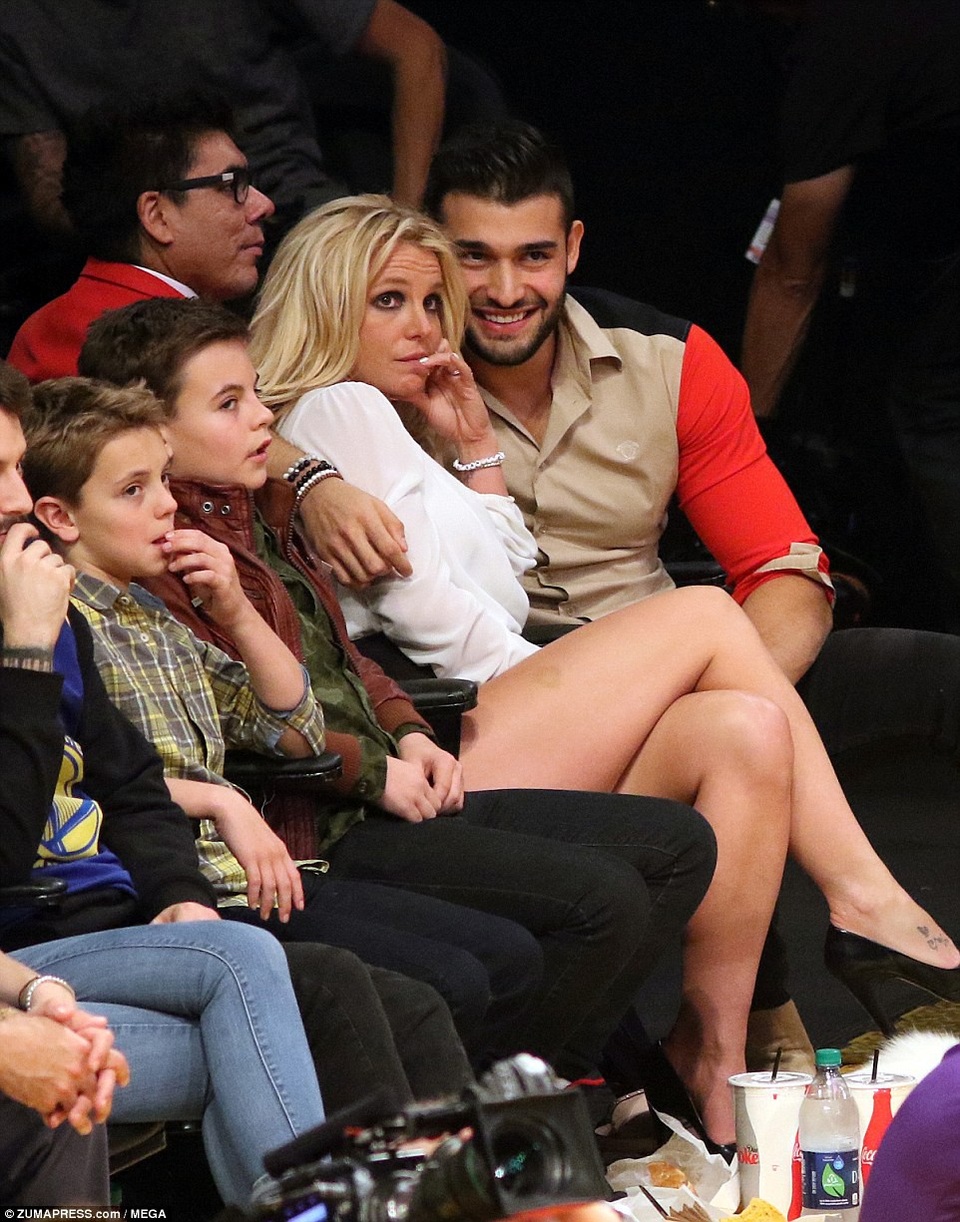 Britney Spears hạnh phúc bên bạn trai kém 13 tuổi - 2
Sam Asghari, 23 tuổi là 1 người mẫu không mấy tên tuổi