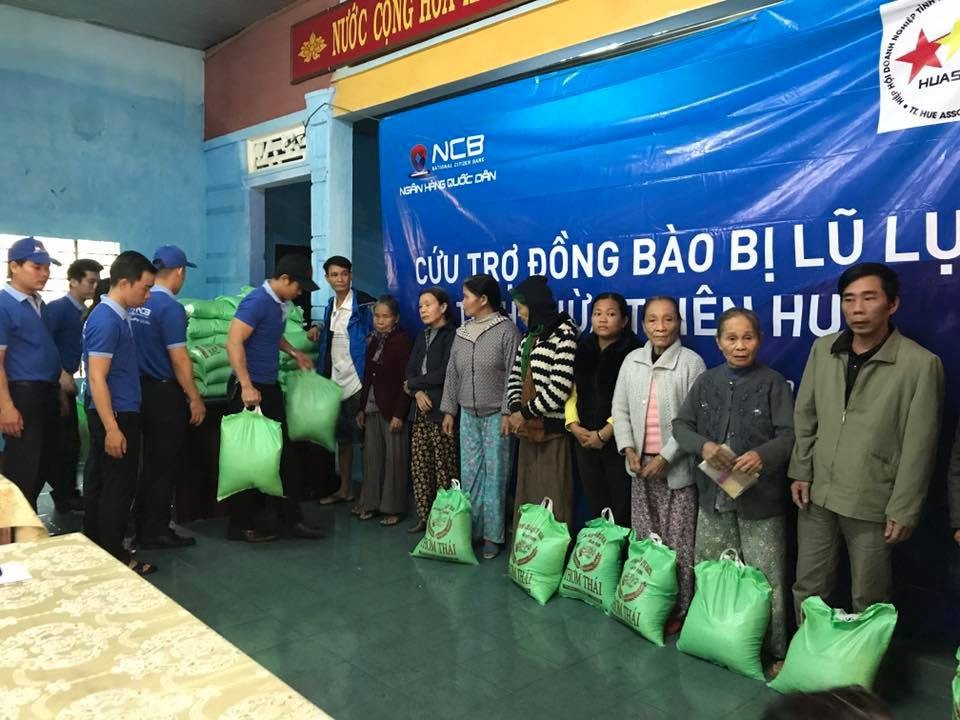 NCB hỗ trợ người dân bị thiệt hại sau mưa lũ tại tỉnh Thừa Thiên Huế - 2 NCB hỗ trợ người dân bị thiệt hại sau mưa lũ tại tỉnh Thừa Thiên Huế - 2