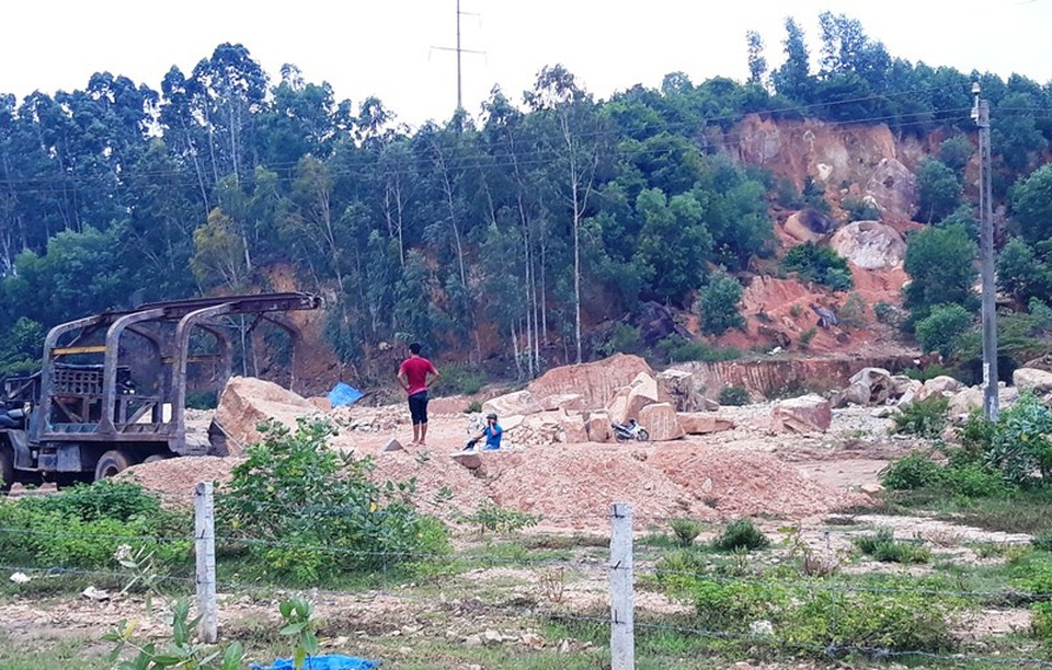 Xe bò vàng (xe chở đá lớn -PV) là nguyên nhân khiến một số trục đường trong KCN Phú Tài hư hỏng, xuống cấp.
