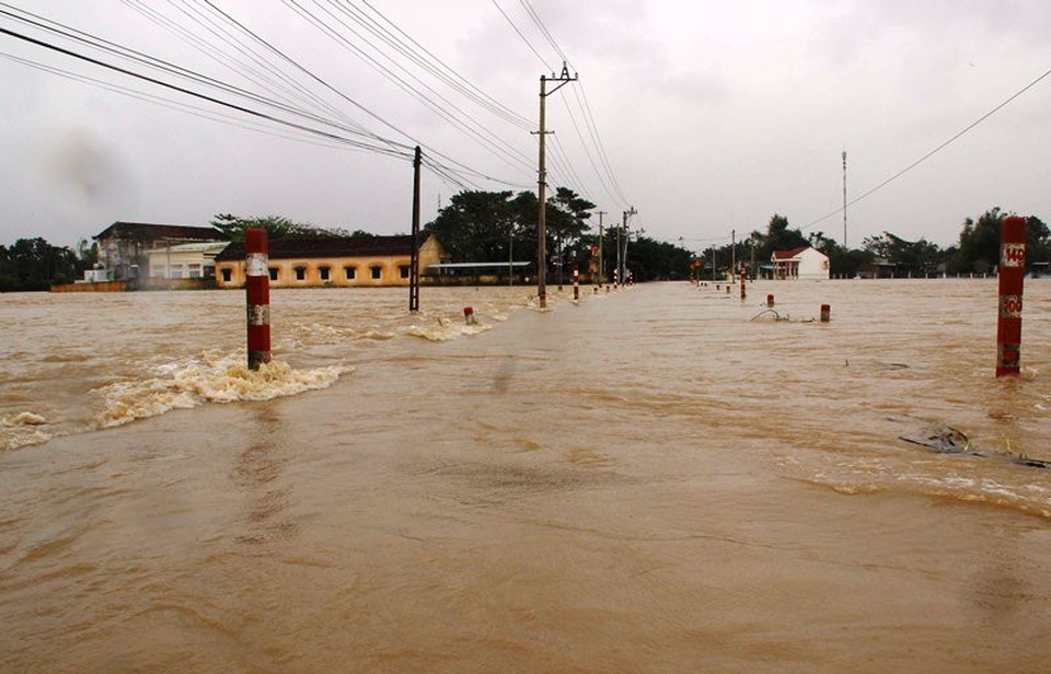 Nhiều tuyến giao thông bị ngập sâu trong nước lũ