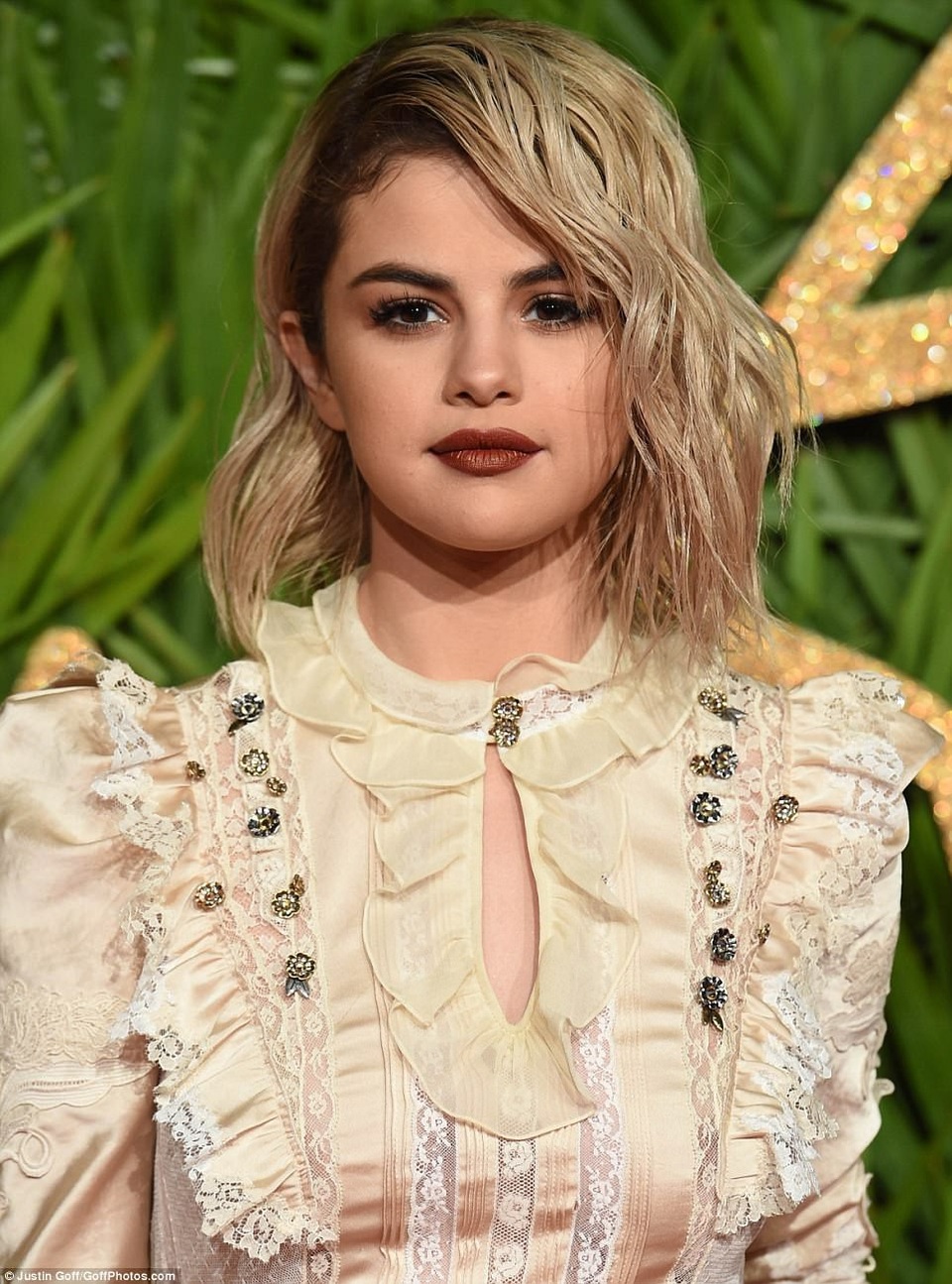 
Bộ váy của cô quá rườm rà và cổ điển
