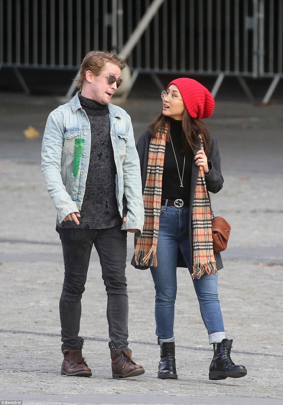 
Macaulay Culkin trông vui tươi và khỏe mạnh khi sánh bên bạn gái Brenda Song
