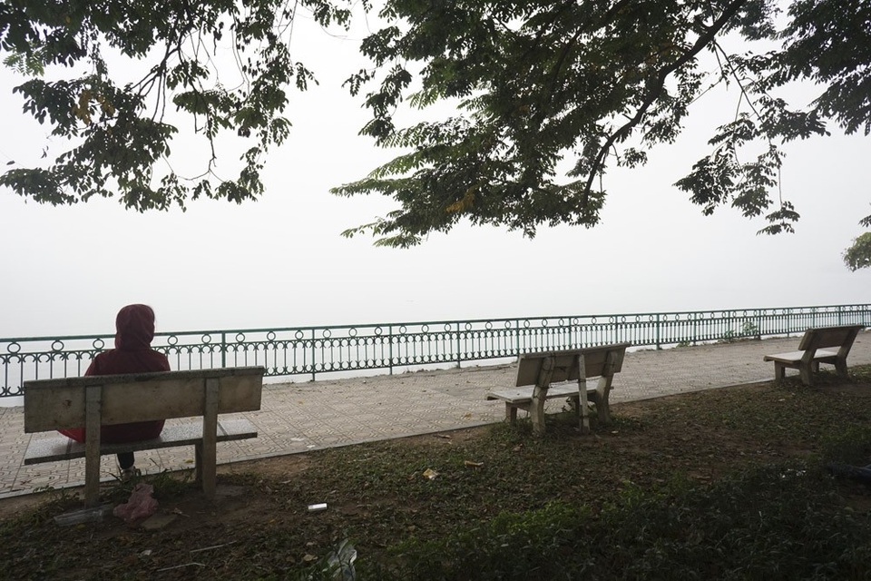 
Từ ghế ngồi hướng về phía hồ, tầm nhìn hạn chế, hoàn toàn không thấy đường chân trời.
