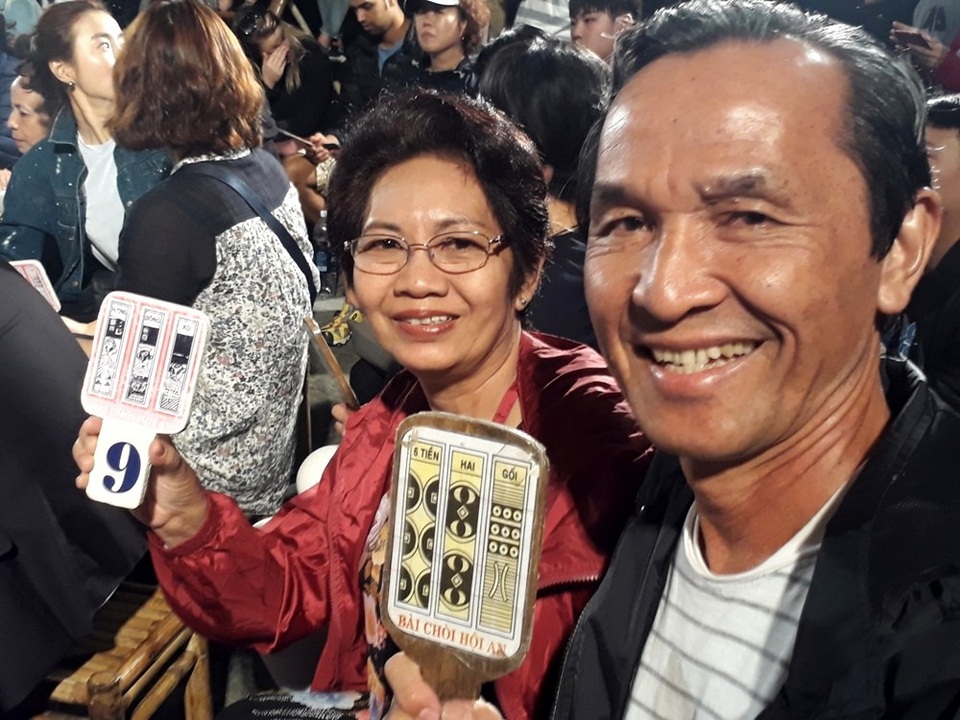 Nghệ nhân hô Bài Chòi Hội An hội tụ mừng sự kiện thành Di sản thế giới - 2 Hai du khách đến từ TPHCM rất hào hứng khi lần đầu tiên trực tiếp tham gia hô hội Bài Chòi lại đúng dịp sự kiện đặc biệt này