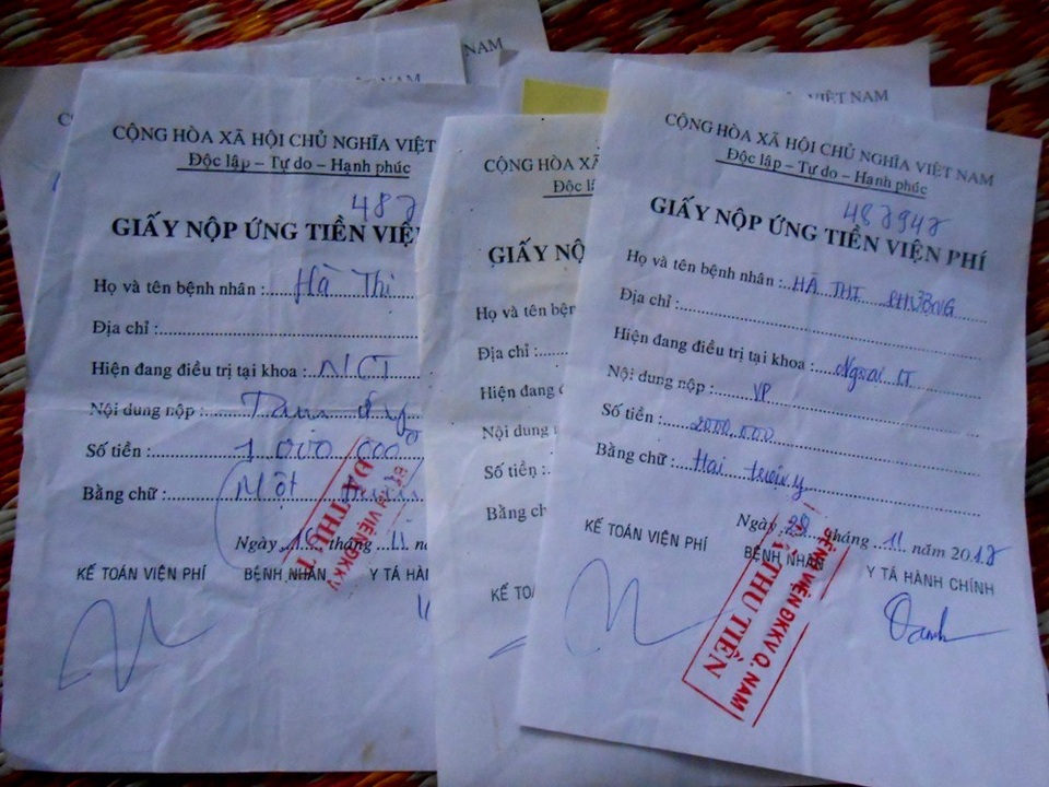 Những hóa đơn viện phí được thanh toán đều dựa vào sự quyên góp, hỗ trợ của mọi người nhưng những ngày điều trị sắp tới bà sợ không có tiền để tiếp tục chữa bệnh vì không thể cứ mãi xin người khác