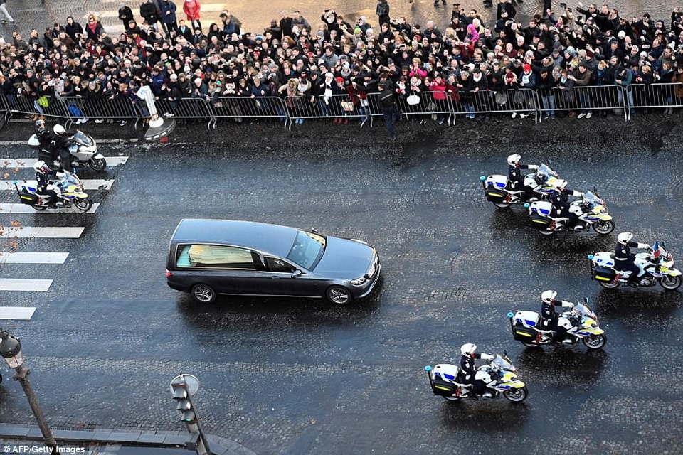 Chiếc xe tang chở linh cữu nam nghệ sĩ từ khu ngoại ô Paris - nơi ông sống những ngày tháng cuối đời, đi qua phía tây nam thành phố, cuối cùng tới Quảng trường Concorde vào khoảng giữa trưa.