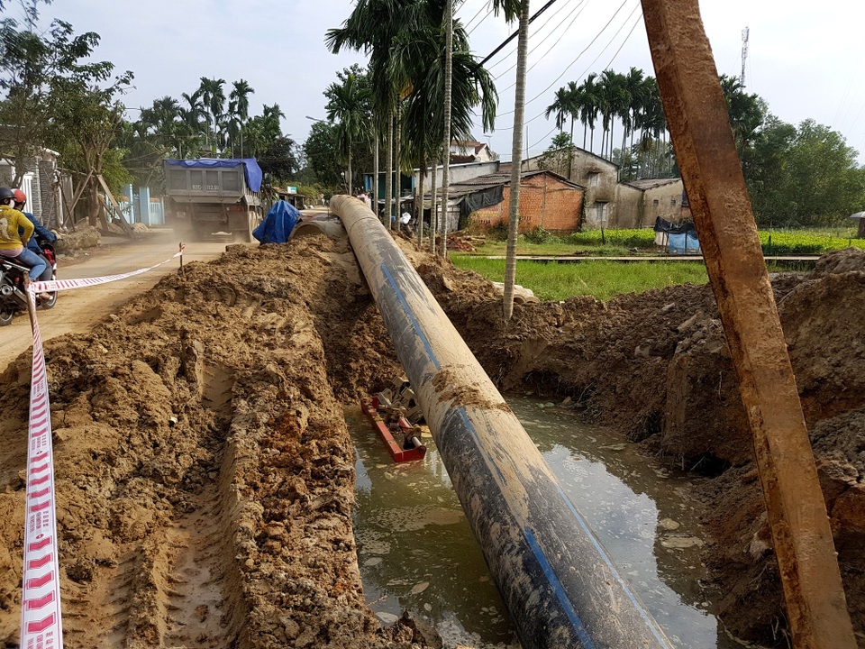 Dân phản đối đào đường đặt ống nước, chính quyền lúng túng - 2 Tuyến ống nước đang lắp đặt ở bên mép đường, đơn vị thi công đã thỏa thuận đền bù cho người dân, bờ rào, cây cối trong phạm vi giải tỏa