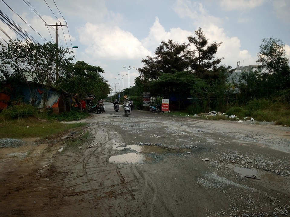 TPHCM: Dân tháo chạy khỏi... khu nhà ở tái định cư - 2 Con đường dẫn vào khu tái định cư vẫn còn lắm gập gềnh, đi lại khó khăn.