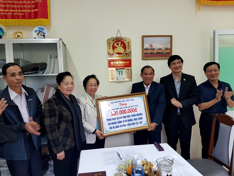 Chủ tịch Hội Khuyến học Việt Nam trao 200 triệu đồng học bổng cho học sinh Quảng Nam - 2
Chủ tịch Hội Khuyến học Việt Nam trao 200 triệu đồng để hỗ trợ học sinh trên địa bàn tỉnh Quảng Nam gặp khó khăn do bị ảnh hưởng của đợt lũ, lụt vừa qua.