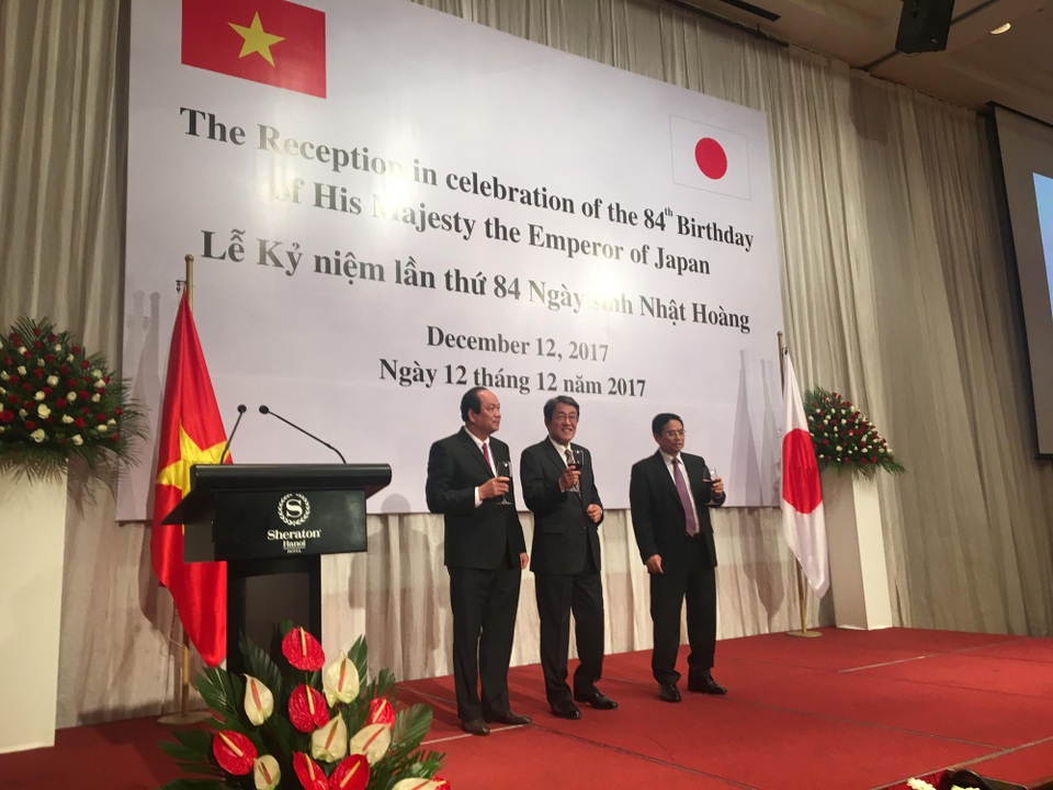 Đại sứ Nhật Bản gọi APEC là “thành tích ngoại giao đặc biệt xuất sắc” của Việt Nam - 2
(Từ trái sang phải) Ủy viên Bộ Chính trị Trưởng ban Tổ chức Trung Ương Phạm Minh Chính; Ủy viên Trung ương Đảng, Bộ trưởng, Chủ nhiệm Văn phòng Chính phủ Mai Tiến Dũng; và Đại sứ Nhật Bản Umeda Kunio tại buổi lễ. (Ảnh: Đức Hoàng)