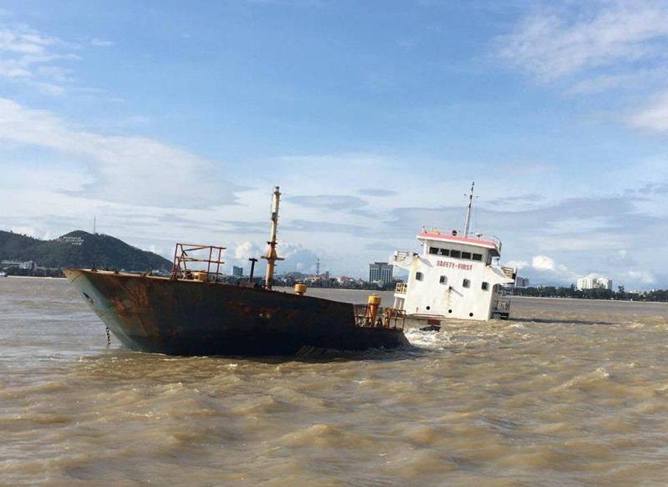 Dịch chuyển, thông luồng vào cảng Quy Nhơn - 2 Một tàu hàng bị chìm trong bão số 12 trên vùng biển Quy Nhơn.