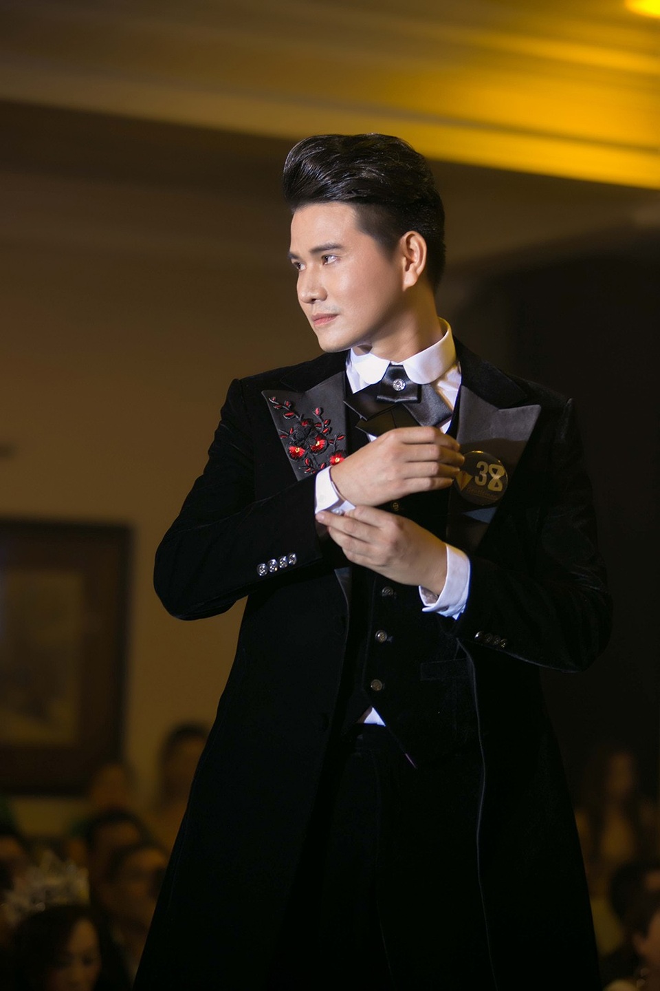 MC Vũ Mạnh Cường trần tình vụ đội vương miện nhận giải... quý ông khiến dân mạng "cười ngất" - 3 Có vẻ nhiều người đang quan tâm hình thức bên ngoài của thí sinh thay vì tìm hiểu kỹ hơn ý nghĩa nó mang lại, nam MC trải lòng.