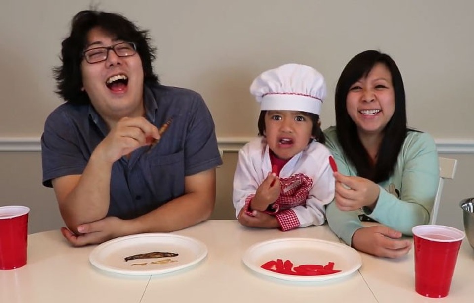 Cậu bé 6 tuổi kiếm gần 20 tỉ đồng mỗi tháng nhờ YouTube - 2 Cậu là người đại diện cho kênh YouTube đánh giá đồ chơi Ryan ToysReview với thành viên là những người trong gia đình, kiếm được số tiền xấp xỉ 11 triệu USD mỗi năm.
