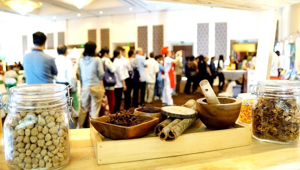 Thực khách thích thú “chạm tay” vào lịch sử của sợi phở - 2 Ngoài được thưởng thức phở, thực khách còn được cung cấp thông tin về những nguyên liệu làm nên hương vị phở…