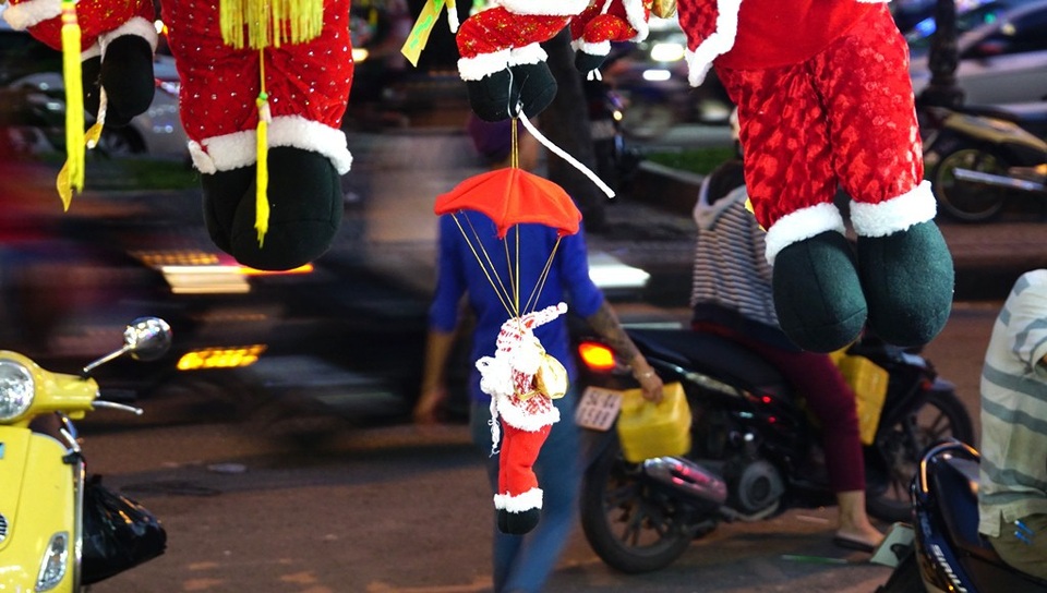 Theo một số nhân viên bán hàng thì giữ được giá tốt nhất là ông già Noel nhồi bông