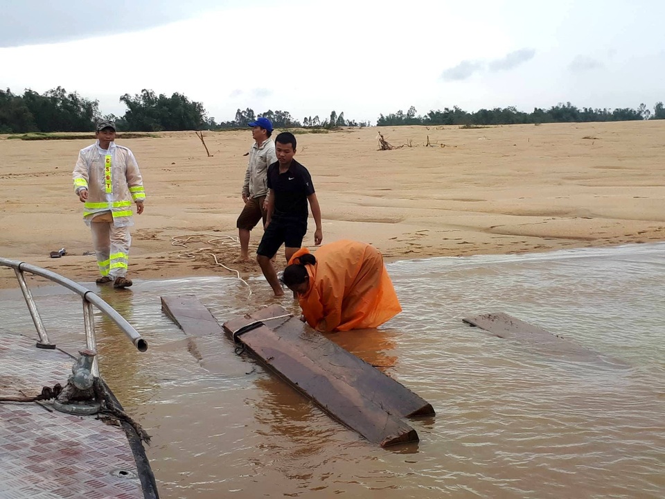 Truy đuổi lâm tặc chở gỗ lậu trên sông trong đêm mưa lớn - 2 Lực lượng chức năng đang trục vớt gỗ lậu dưới sông