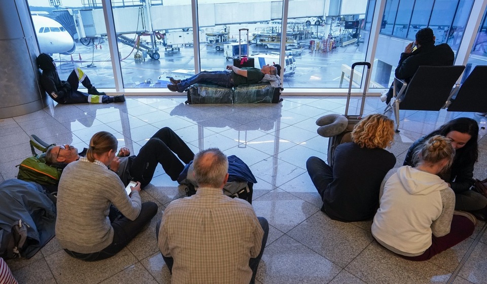Mỹ: Sân bay bận rộn nhất thế giới hủy gần 1.000 chuyến bay vì mất điện - 3 
Một số ngủ tại sân bay trong thời gian chờ đợi. (Ảnh: EPA)