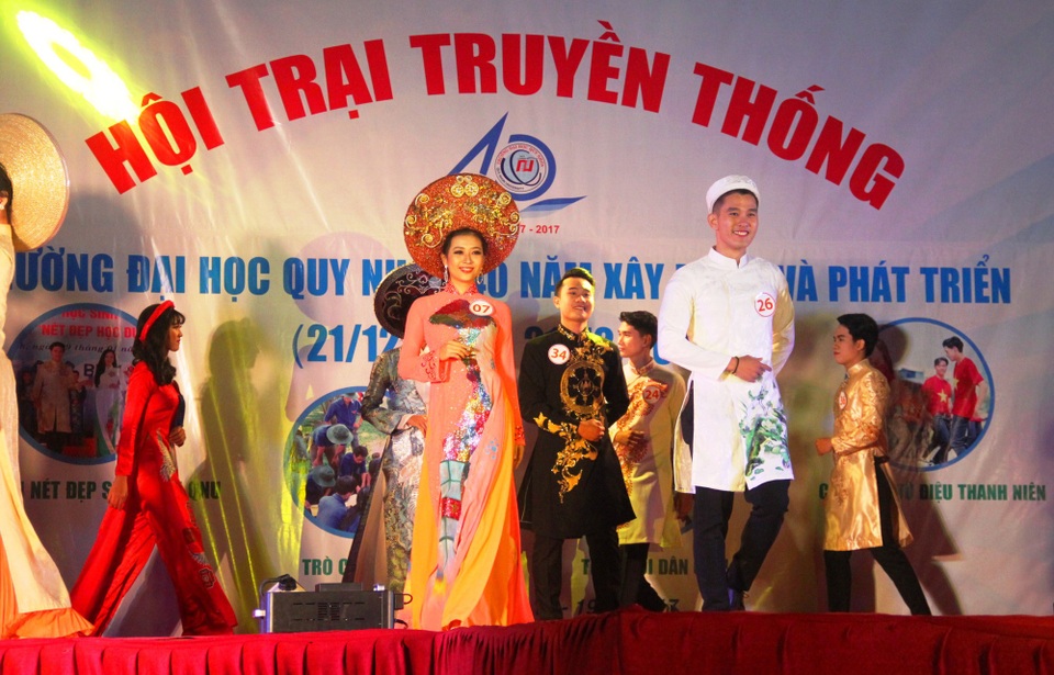 Sinh viên ĐH Quy Nhơn tỏa sáng trong cuộc thi tìm kiếm "trai tài gái sắc" - 2 Nam thanh nữ tú Trường ĐH Quy Nhơn bước vào cuộc thi để tìm ra Hoa khôi và Nam vương.