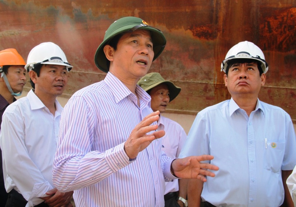 Tàu cá vỏ thép nằm bờ: Công ty Nam Triệu đang “xin chủ trương” đền bù - 3 Phó Chủ tịch UBND tỉnh Bình Định Trần Châu không thể chấp nhận được việc Công ty TNHH Đại Nguyên Dương từ chối đền bù cho ngư dân.