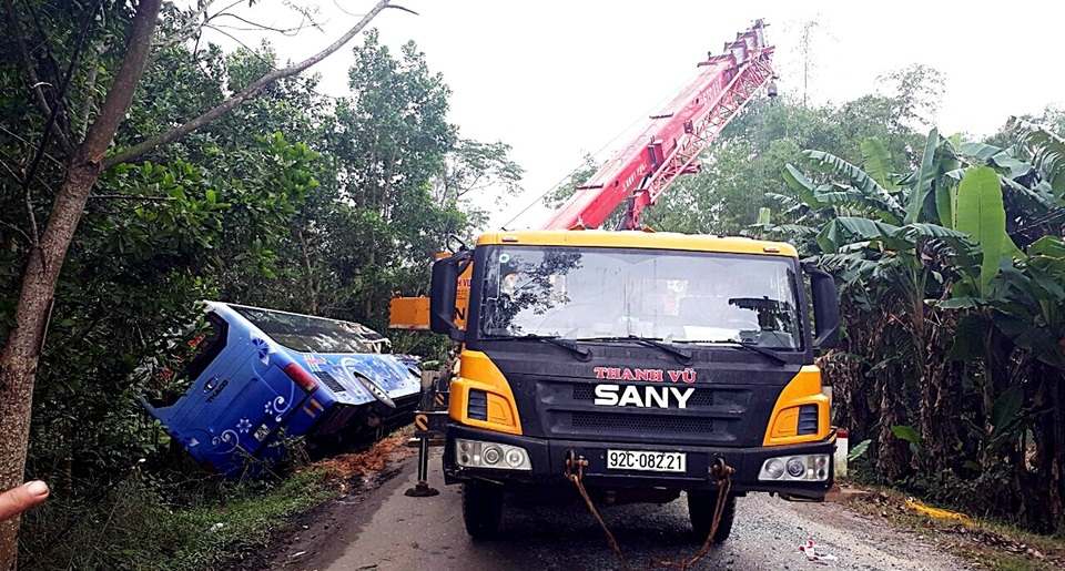 Xe khách húc đuôi xe tải cẩu, 2 người tử vong tại chỗ - 2 Xe khách được cẩu đi để giải phóng hiện trường